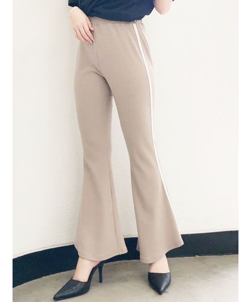 GYDA(ジェイダ)の「フレアカットラインパンツ(その他パンツ・レディース・ブラック/ベージュ・FREE)」の2枚目の写真