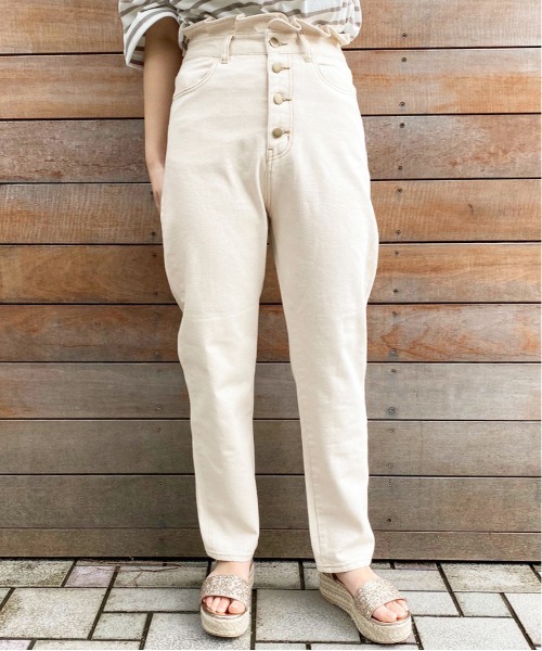 apres jour（アプレジュール）の「アプレロゴパッチテーパードパンツ【ZOZOTOWN限定アイテム】【4AP】（デニムパンツ・レディース・ブラック/オフホワイト/ダークブルー・SMALL/MEDIUM/LARGE）」の4枚目の写真