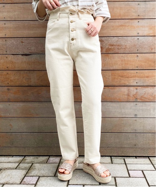 apres jour（アプレジュール）の「アプレロゴパッチテーパードパンツ【ZOZOTOWN限定アイテム】【4AP】（デニムパンツ・レディース・ブラック/オフホワイト/ダークブルー・SMALL/MEDIUM/LARGE）」の5枚目の写真