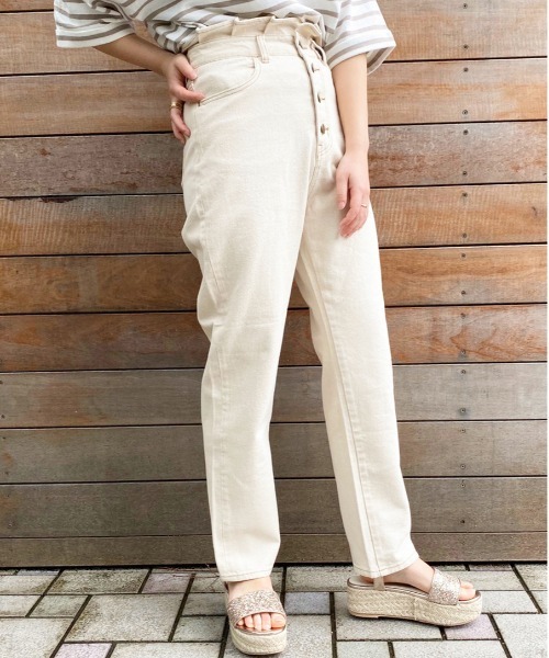 apres jour（アプレジュール）の「アプレロゴパッチテーパードパンツ【ZOZOTOWN限定アイテム】【4AP】（デニムパンツ・レディース・ブラック/オフホワイト/ダークブルー・SMALL/MEDIUM/LARGE）」の6枚目の写真