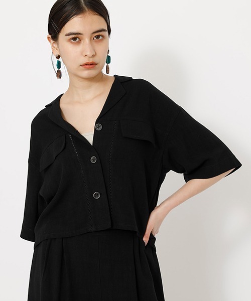 AZUL by moussy（アズールバイマウジー）の「WAIST GATHER POCKET SHIRT/ウエストガーターポケットシャツ（シャツ/ブラウス・レディース・ブラック/キャメル/ライトベージュ・FREE）」の2枚目の写真