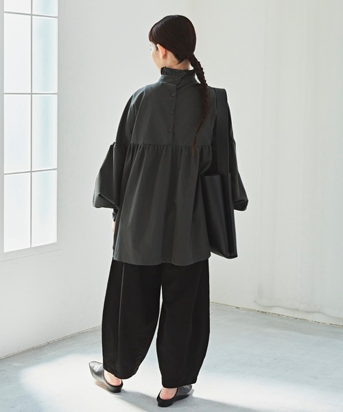 Libra Cue（リブラ キュー）の「Libra フリルカラーボリュームブラウス（シャツ/ブラウス・レディース・ダークグレー/ホワイト・FREE）」の7枚目の写真