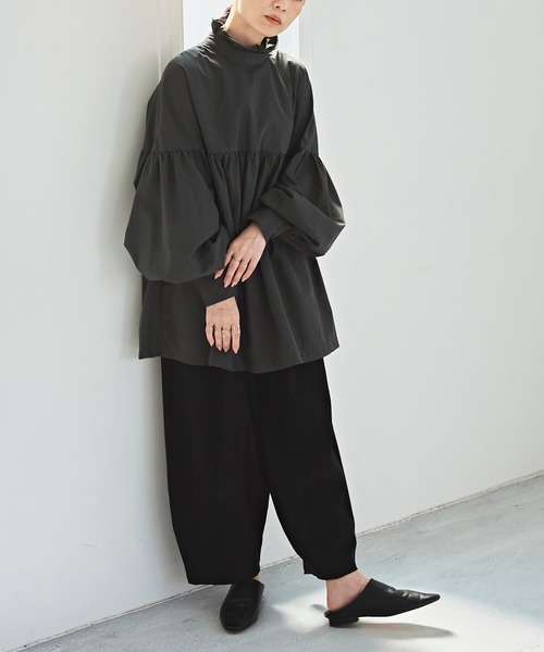 Libra Cue（リブラ キュー）の「Libra フリルカラーボリュームブラウス（シャツ/ブラウス・レディース・ダークグレー/ホワイト・FREE）」の10枚目の写真