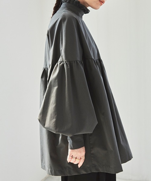 Libra Cue（リブラ キュー）の「Libra フリルカラーボリュームブラウス（シャツ/ブラウス・レディース・ダークグレー/ホワイト・FREE）」の5枚目の写真