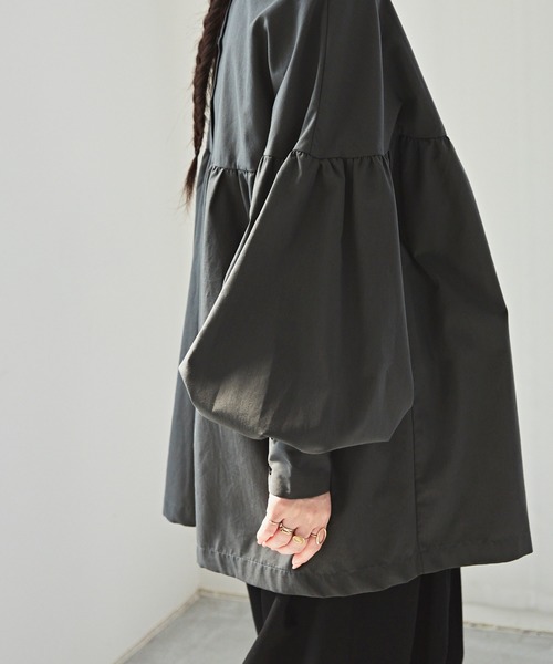 Libra Cue（リブラ キュー）の「Libra フリルカラーボリュームブラウス（シャツ/ブラウス・レディース・ダークグレー/ホワイト・FREE）」の4枚目の写真