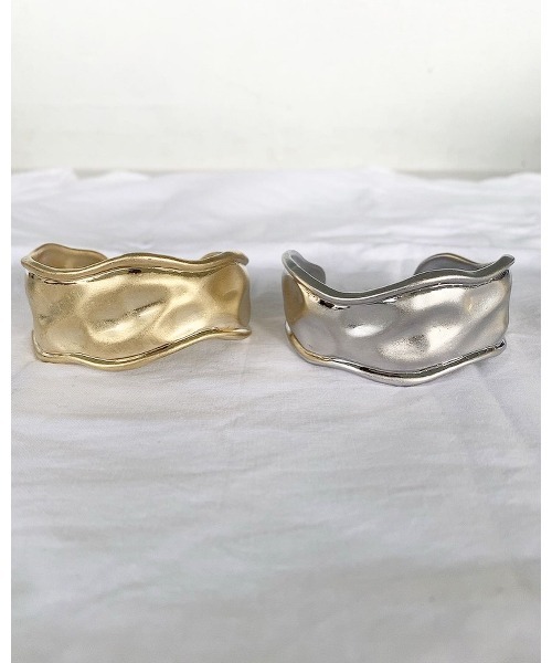 mou（モウ）の「ゆるやかウェーブバングル（バングル/リストバンド・レディース・シルバー/ゴールド/シルバー系その他/ゴールド系その他・FREE）」の4枚目の写真