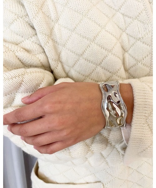 mou（モウ）の「ゆるやかウェーブバングル（バングル/リストバンド・レディース・シルバー/ゴールド/シルバー系その他/ゴールド系その他・FREE）」の2枚目の写真