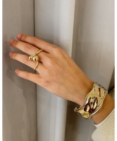 mou（モウ）の「ゆるやかウェーブバングル（バングル/リストバンド・レディース・シルバー/ゴールド/シルバー系その他/ゴールド系その他・FREE）」の3枚目の写真