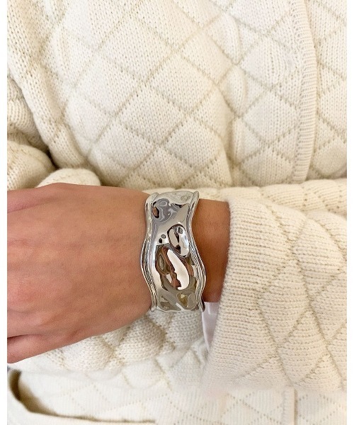 mou（モウ）の「ゆるやかウェーブバングル（バングル/リストバンド・レディース・シルバー/ゴールド/シルバー系その他/ゴールド系その他・FREE）」の6枚目の写真