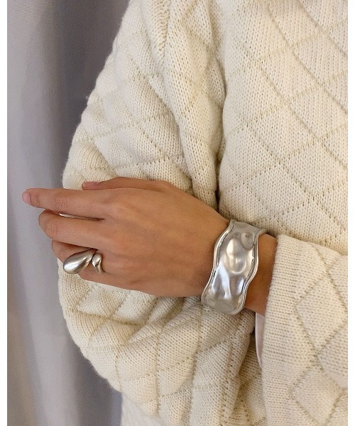 mou（モウ）の「ゆるやかウェーブバングル（バングル/リストバンド・レディース・シルバー/ゴールド/シルバー系その他/ゴールド系その他・FREE）」の7枚目の写真