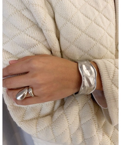 mou（モウ）の「ゆるやかウェーブバングル（バングル/リストバンド・レディース・シルバー/ゴールド/シルバー系その他/ゴールド系その他・FREE）」の8枚目の写真