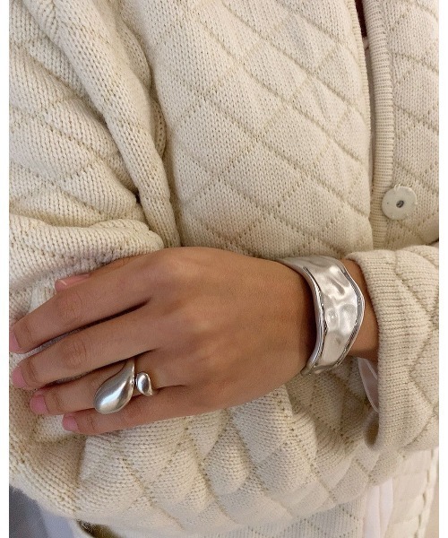 mou（モウ）の「ゆるやかウェーブバングル（バングル/リストバンド・レディース・シルバー/ゴールド/シルバー系その他/ゴールド系その他・FREE）」の9枚目の写真