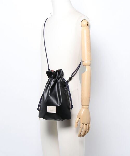 Factor=（ファクターイコール）の「ヴィーガンレザー巾着ショルダーバッグ（ショルダーバッグ・レディース・グリーン/ブラック/アイボリー・FREE）」の8枚目の写真