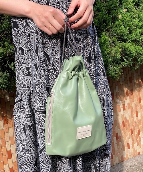 Factor=（ファクターイコール）の「ヴィーガンレザー巾着ショルダーバッグ（ショルダーバッグ・レディース・グリーン/ブラック/アイボリー・FREE）」の3枚目の写真