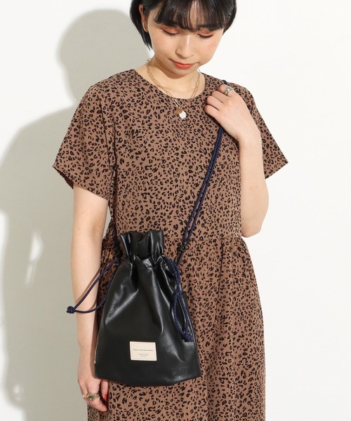 Factor=（ファクターイコール）の「ヴィーガンレザー巾着ショルダーバッグ（ショルダーバッグ・レディース・グリーン/ブラック/アイボリー・FREE）」の2枚目の写真