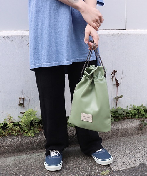 Factor=（ファクターイコール）の「ヴィーガンレザー巾着ショルダーバッグ（ショルダーバッグ・レディース・グリーン/ブラック/アイボリー・FREE）」の4枚目の写真