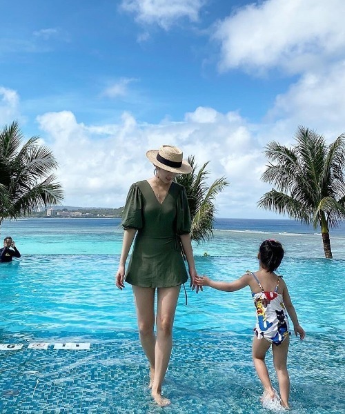 by muni:r(バイ ムニール)の「ラグジュアリームードVネックパフワンピース水着(水着・レディース・ブラック/グリーン・FREE)」の14枚目の写真