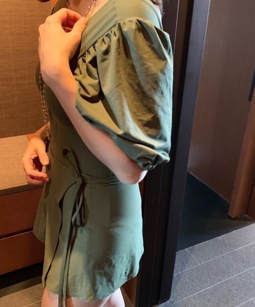 by muni:r(バイ ムニール)の「ラグジュアリームードVネックパフワンピース水着(水着・レディース・ブラック/グリーン・FREE)」の5枚目の写真