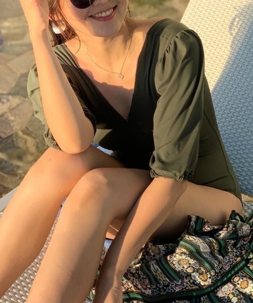 by muni:r(バイ ムニール)の「ラグジュアリームードVネックパフワンピース水着(水着・レディース・ブラック/グリーン・FREE)」の3枚目の写真