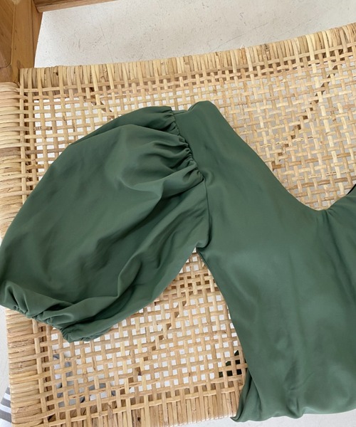 by muni:r(バイ ムニール)の「ラグジュアリームードVネックパフワンピース水着(水着・レディース・ブラック/グリーン・FREE)」の11枚目の写真