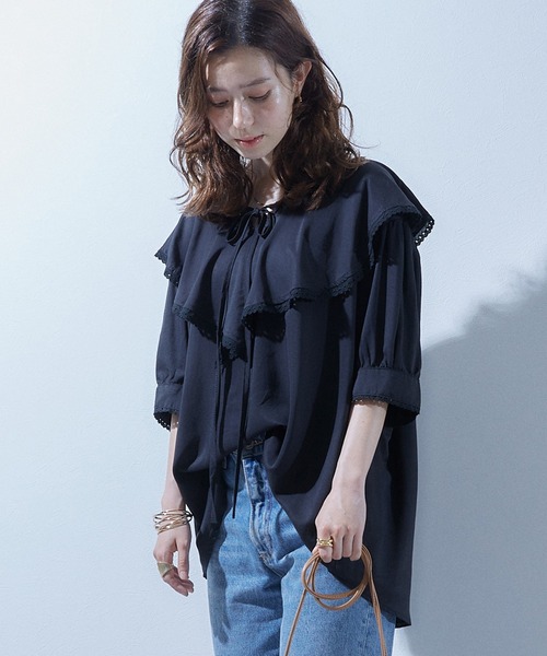 toucher du brise（トゥシェドブリーズ）の「軽やか綺麗見え　5分袖フリルカラーブラウス　WEARIST【さくら】コラボ別注カラー（シャツ/ブラウス・レディース・ホワイト/ブラック/ベージュ・M）」の2枚目の写真