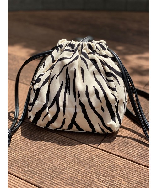 DURAS（デュラス）の「フェイクレザー巾着バッグ（ショルダーバッグ・レディース・ブラック/アイボリー/ゼブラ・FREE）」の3枚目の写真