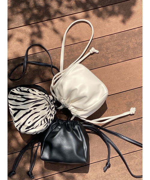 DURAS（デュラス）の「フェイクレザー巾着バッグ（ショルダーバッグ・レディース・ブラック/アイボリー/ゼブラ・FREE）」の4枚目の写真