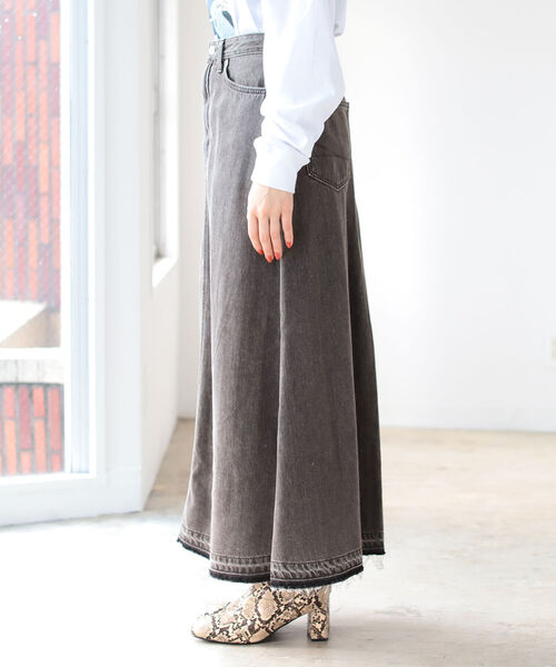 B:MING by BEAMS（ビーミングバイビームス）の「SOMETHING × B:MING by BEAMS / 別注 タックマキシ スカート（デニムスカート・レディース・ブラック/インディゴブルー・MEDIUM/SMALL）」の9枚目の写真