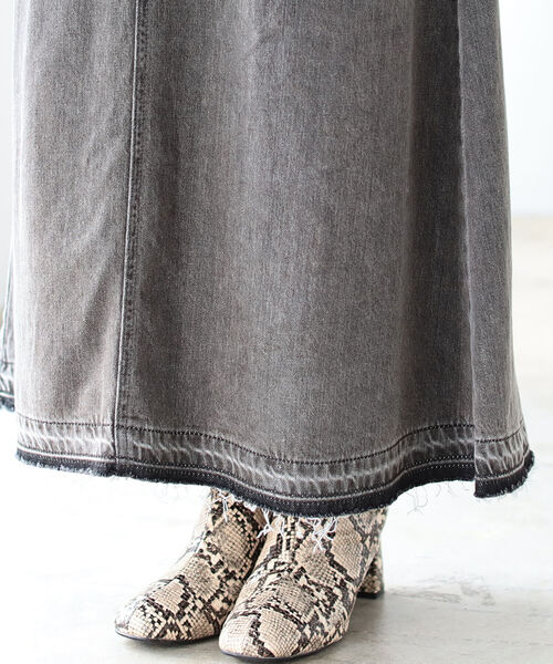 B:MING by BEAMS（ビーミングバイビームス）の「SOMETHING × B:MING by BEAMS / 別注 タックマキシ スカート（デニムスカート・レディース・ブラック/インディゴブルー・MEDIUM/SMALL）」の15枚目の写真