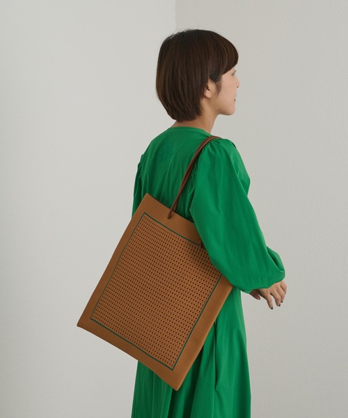 ear PAPILLONNER(イアパピヨネ)の「ぺったんメッシュトートバッグ(トートバッグ・レディース・ブラック/キャメル・FREE)」の20枚目の写真