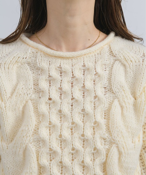 NEUNA（ヌナ）の「【大きな編地がこなれ感のあるニット。】クロップド丈/ショート丈ケーブルニット（ニット/セーター・レディース・オレンジ/ブラウン/ホワイト・FREE）」の8枚目の写真