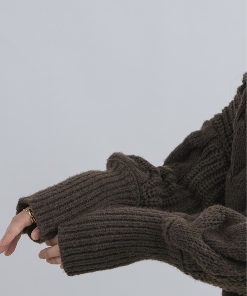 NEUNA（ヌナ）の「【大きな編地がこなれ感のあるニット。】クロップド丈/ショート丈ケーブルニット（ニット/セーター・レディース・オレンジ/ブラウン/ホワイト・FREE）」の16枚目の写真