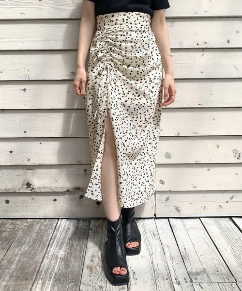 OLIVE des OLIVE（オリーブデオリーブ）の「ドロストドレープナロースカート（スカート・レディース・オフホワイト/アイボリー/ブラック/ブルー・FREE）」の2枚目の写真