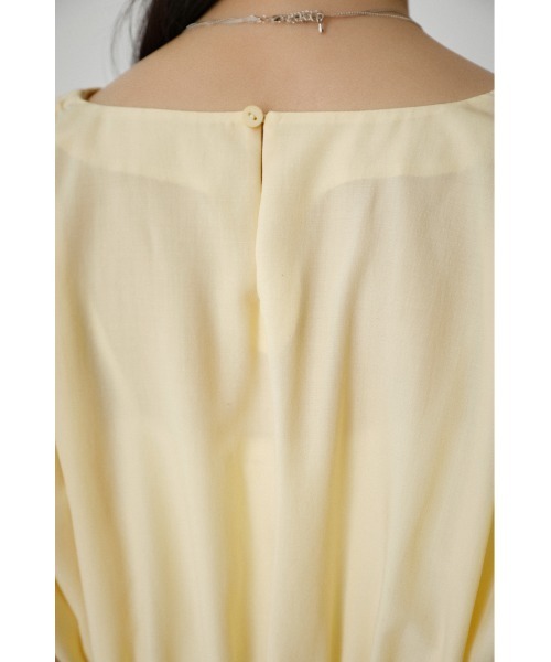 AZUL by moussy（アズールバイマウジー）の「WAIST TUCK V/N DESIGN BLOUSE/ウエストタックVネックデザインブラウス（Tシャツ/カットソー・レディース・ライトイエロー/グリーン/ブラック/オフホワイト・SMALL/MEDIUM）」の19枚目の写真