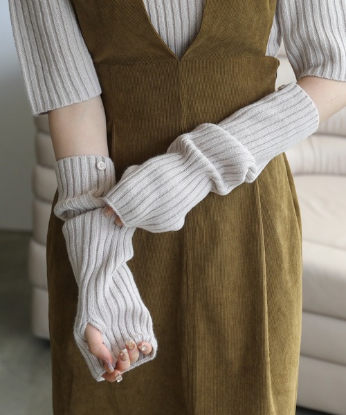 RAY CASSIN(レイカズン)の「ニットアームウォーマー(アームカバー・レディース・キナリ/スミクロ/グレイッシュベージュ/ライトカーキ・FREE)」の21枚目の写真