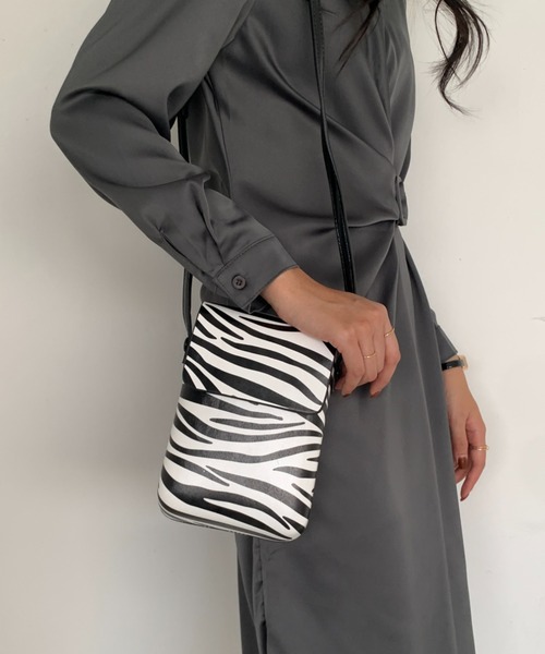 ECLIN（エクラン）の「スクエアミニショルダーバッグ（ショルダーバッグ・レディース・ホワイト系その他/ブラック/ブラウン/ベージュ・FREE）」の2枚目の写真