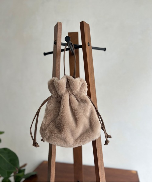 Chez toi(シェトワ)の「巾着2WAYファーショルダー(ショルダーバッグ・レディース・アイボリー/ブラック/ブラウン/モカ・FREE)」の5枚目の写真