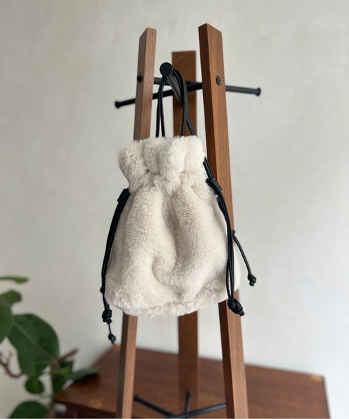 Chez toi(シェトワ)の「巾着2WAYファーショルダー(ショルダーバッグ・レディース・アイボリー/ブラック/ブラウン/モカ・FREE)」の13枚目の写真