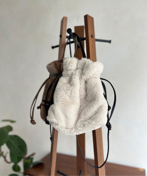 Chez toi(シェトワ)の「巾着2WAYファーショルダー(ショルダーバッグ・レディース・アイボリー/ブラック/ブラウン/モカ・FREE)」の20枚目の写真