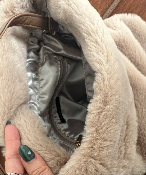 Chez toi(シェトワ)の「巾着2WAYファーショルダー(ショルダーバッグ・レディース・アイボリー/ブラック/ブラウン/モカ・FREE)」の16枚目の写真