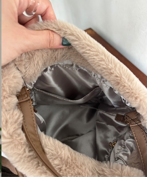 Chez toi(シェトワ)の「巾着2WAYファーショルダー(ショルダーバッグ・レディース・アイボリー/ブラック/ブラウン/モカ・FREE)」の12枚目の写真