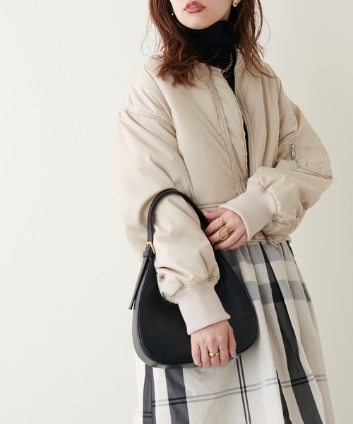 natural couture（ナチュラルクチュール）の「上品×カジュアルなブルゾン　ギャザースリーブMA-1（MA-1・レディース・ブラック/カーキ/ライトベージュ・FREE）」の15枚目の写真