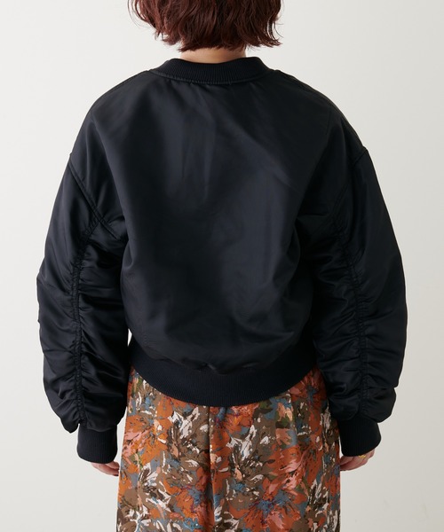 natural couture（ナチュラルクチュール）の「上品×カジュアルなブルゾン　ギャザースリーブMA-1（MA-1・レディース・ブラック/カーキ/ライトベージュ・FREE）」の7枚目の写真