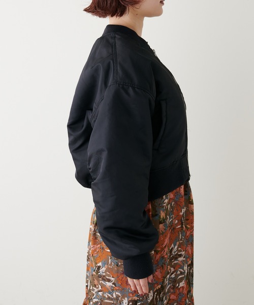 natural couture（ナチュラルクチュール）の「上品×カジュアルなブルゾン　ギャザースリーブMA-1（MA-1・レディース・ブラック/カーキ/ライトベージュ・FREE）」の17枚目の写真