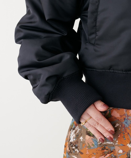 natural couture（ナチュラルクチュール）の「上品×カジュアルなブルゾン　ギャザースリーブMA-1（MA-1・レディース・ブラック/カーキ/ライトベージュ・FREE）」の21枚目の写真