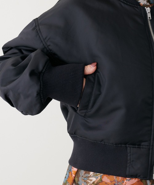 natural couture（ナチュラルクチュール）の「上品×カジュアルなブルゾン　ギャザースリーブMA-1（MA-1・レディース・ブラック/カーキ/ライトベージュ・FREE）」の13枚目の写真