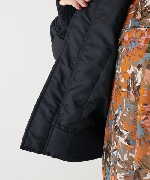 natural couture（ナチュラルクチュール）の「上品×カジュアルなブルゾン　ギャザースリーブMA-1（MA-1・レディース・ブラック/カーキ/ライトベージュ・FREE）」の8枚目の写真