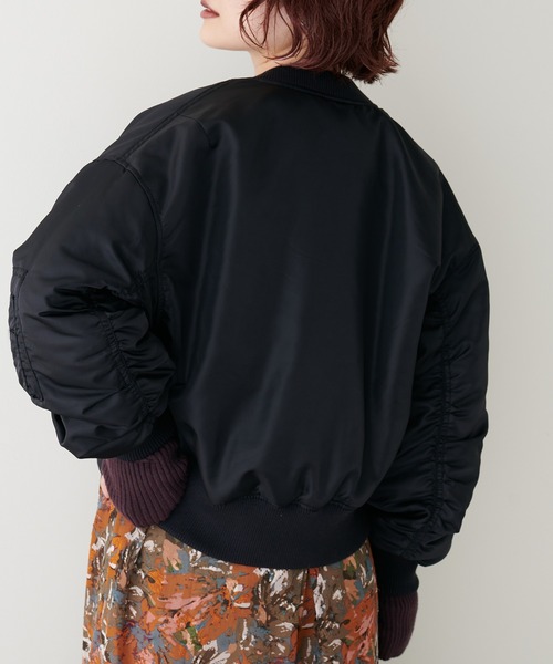 natural couture（ナチュラルクチュール）の「上品×カジュアルなブルゾン　ギャザースリーブMA-1（MA-1・レディース・ブラック/カーキ/ライトベージュ・FREE）」の4枚目の写真