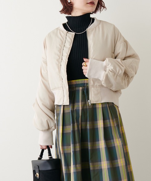 natural couture（ナチュラルクチュール）の「上品×カジュアルなブルゾン　ギャザースリーブMA-1（MA-1・レディース・ブラック/カーキ/ライトベージュ・FREE）」の11枚目の写真