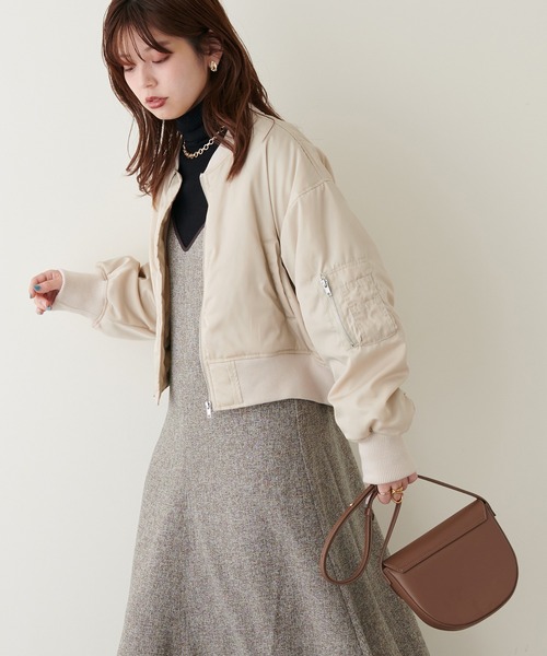 natural couture（ナチュラルクチュール）の「上品×カジュアルなブルゾン　ギャザースリーブMA-1（MA-1・レディース・ブラック/カーキ/ライトベージュ・FREE）」の10枚目の写真